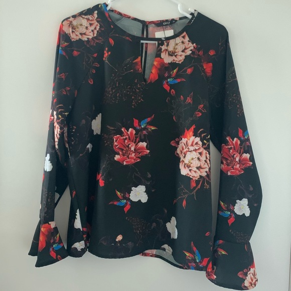 Tops - 🖤 4 for $20 🖤 Floral bell sleeve blouse | M